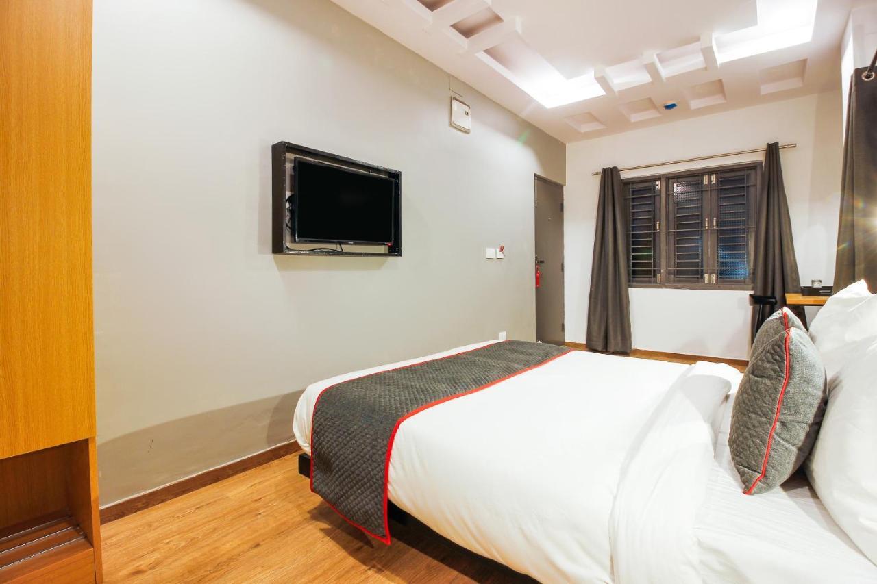 Super Townhouse Rcc Sunrise Hotel Hyderabad Bagian luar foto