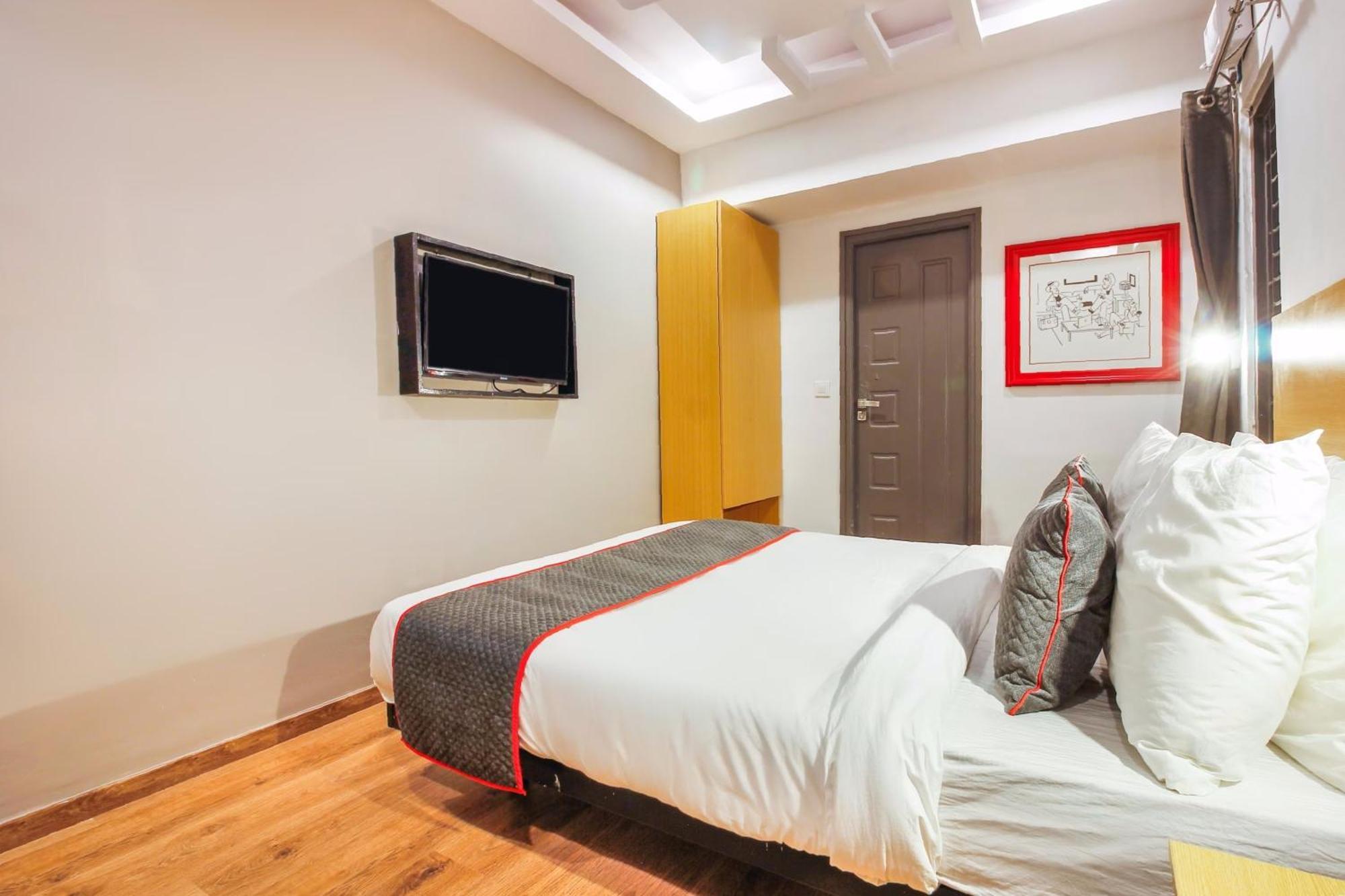 Super Townhouse Rcc Sunrise Hotel Hyderabad Bagian luar foto