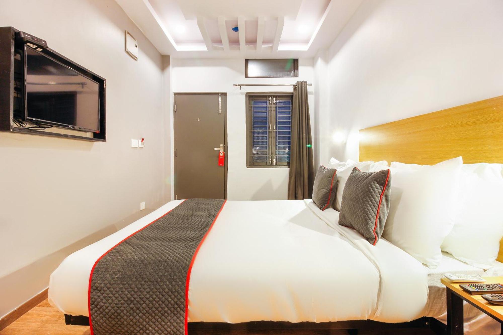 Super Townhouse Rcc Sunrise Hotel Hyderabad Bagian luar foto