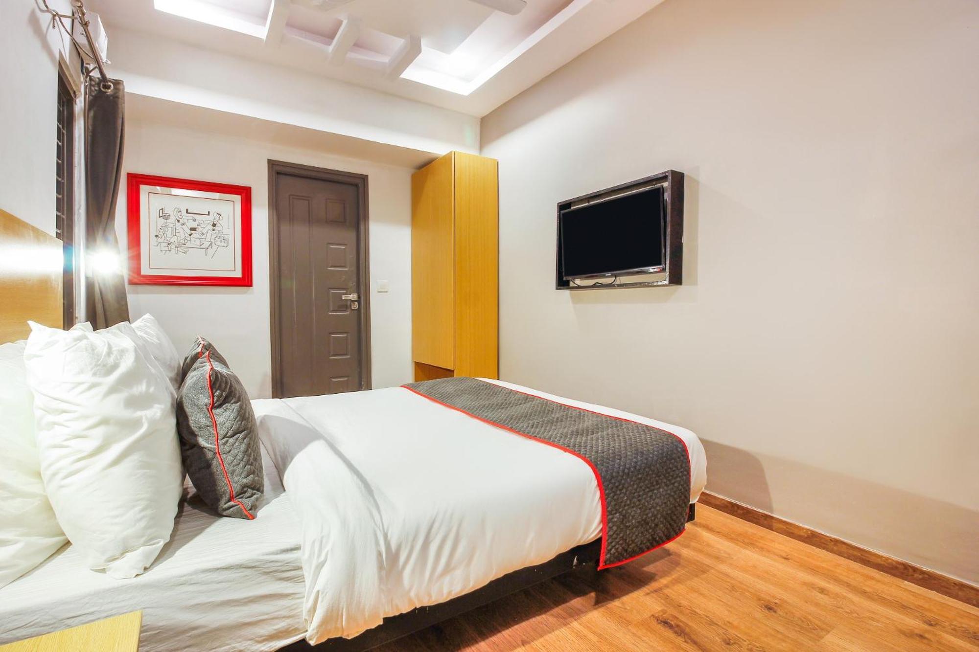 Super Townhouse Rcc Sunrise Hotel Hyderabad Bagian luar foto